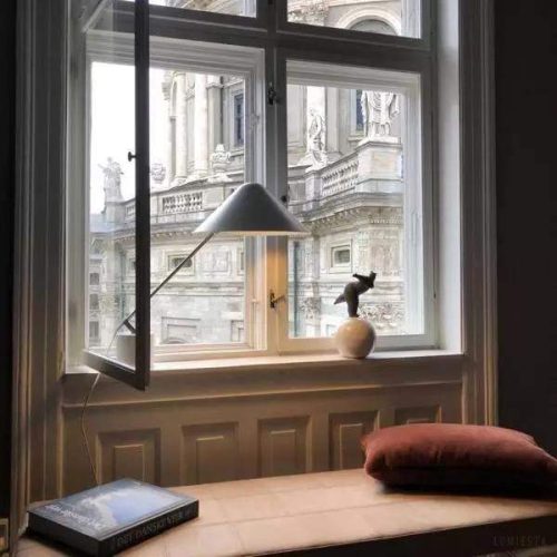 Lampka biurkowa Swing w minimalistycznym stylu z regulowanym ramieniem