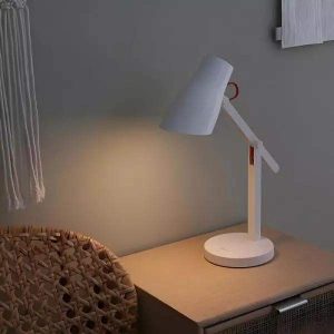 Biała lampa biurkowa LED z regulowanym ramieniem i dotykowym włącznikiem, widok boczny