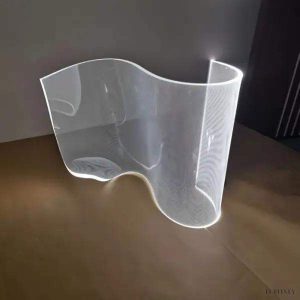 Lampa stołowa z przezroczystego tworzywa spiralna GWEILO, elegancki profil z bliska