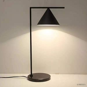 Czarna metalowa lampa podłogowa z stożkowym kloszem Captain Flint - widok z przodu