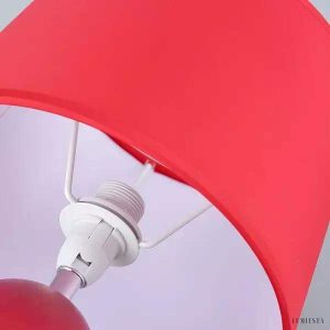 Kolorowa ceramiczna lampa stołowa, zbliżenie na podstawę i gładką powierzchnię ceramiki