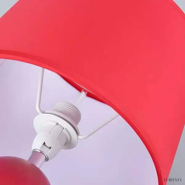 Kolorowa ceramiczna lampa stołowa, zbliżenie na podstawę i gładką powierzchnię ceramiki