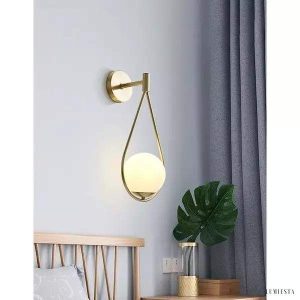 Lampa ścienna z mosiądzu w stylu vintage z opalowym kloszem