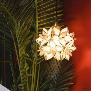 Lampa wisząca ze szkła kwiatowego w stylu dekoracyjnym