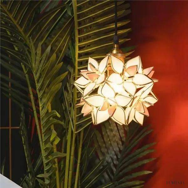 Lampa wisząca ze szkła kwiatowego w stylu dekoracyjnym