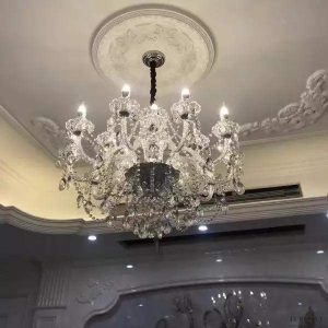 Luksusowy żyrandol kryształowy w stylu świecznika