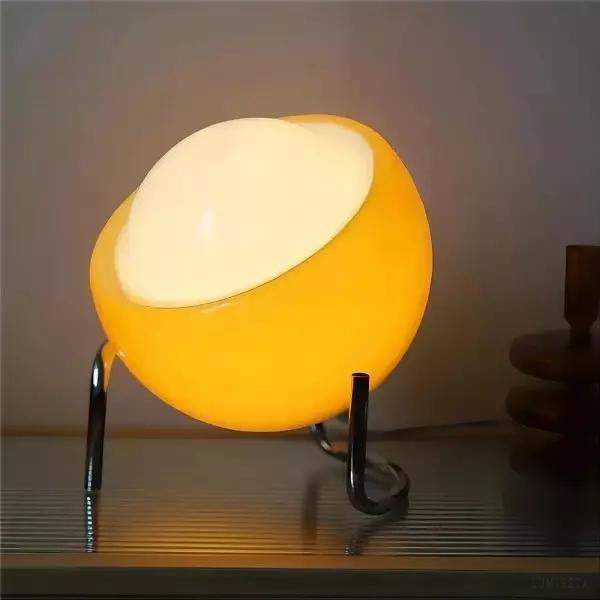 Lampa stołowa pomarańczowa szklana kulista Bauhaus, widok z przodu