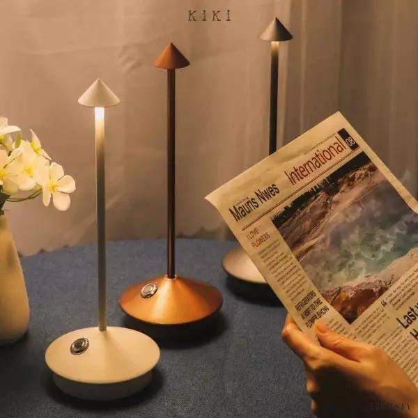 Stołowa lampa LED stożek metalowa - widok z boku, z wyraźnym profilem podstawy