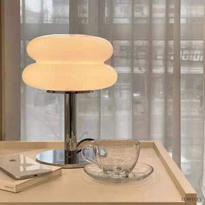 Lampka stołowa Bauhaus - szklany klosz osadzony na smukłej białej nodze