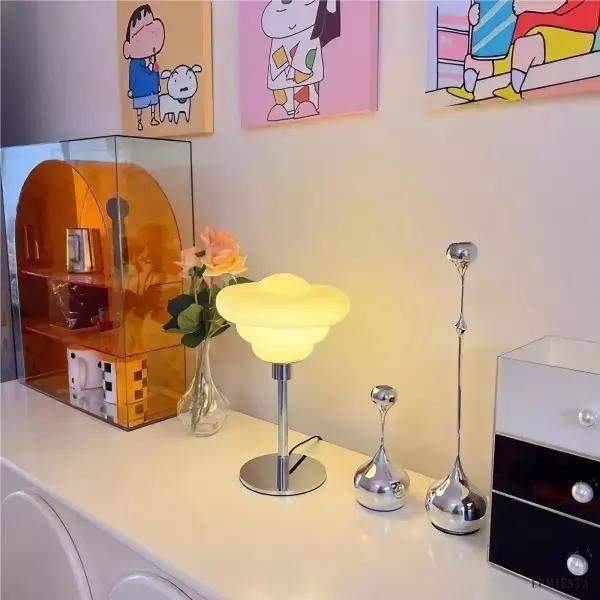 Lampa stołowa w stylu nordyckim z szklanym kloszem