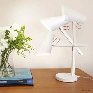 Lampa biurkowa LED z regulowanym ramieniem i smukłym kloszem, widok pod kątem