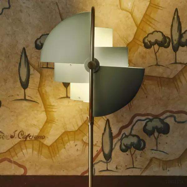 Lampa stołowa Multi-Lite z zamkniętym metalowym kloszem w eleganckim zestawieniu czerni i złota