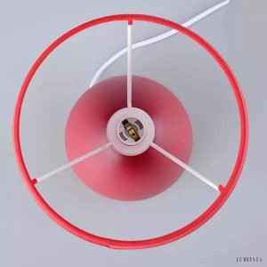 Nowoczesna kolorowa lampa stołowa z ceramiki, ujęcie z lekkim skrętem i pełnym korpusem