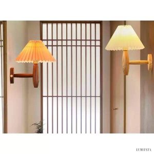 Lampa ścienna z drewna z kloszem z tkaniny kremowa