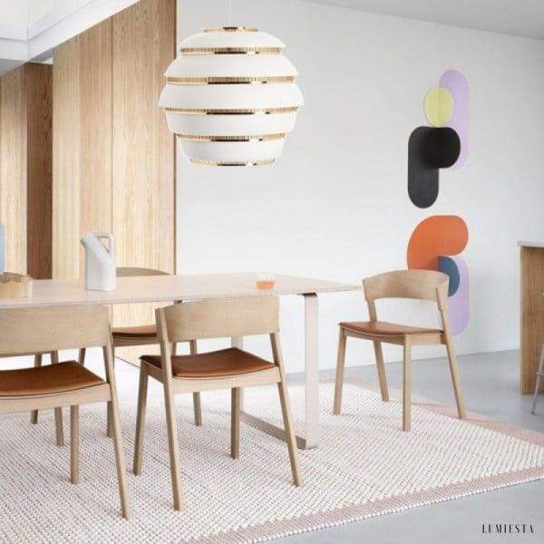 Lampa wisząca w kształcie ula z metalowymi akcentami