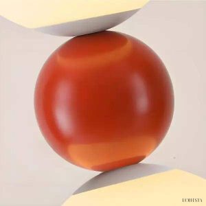 Minimalistyczna lampa podłogowa Molecular Ball, widok z ukosa na białe kule i czarny stelaż