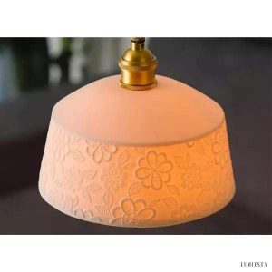 Ceramiczna lampa wisząca biała z kwiatowym wzorem, zbliżenie na powierzchnię