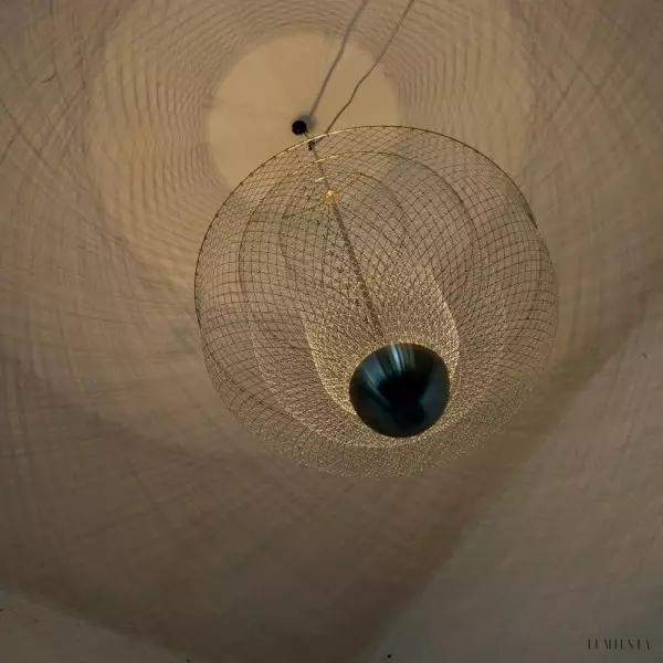 Lampa wisząca Meshmatics 60 cm w nowoczesnym stylu, ujęcie z lekkiego skosu