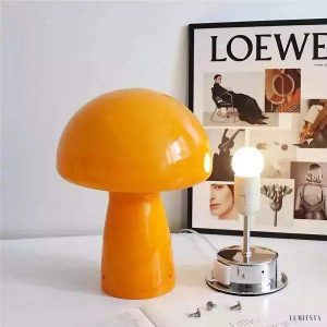 Lampka stołowa grzybek z dimmerem - lampa w ujęciu skośnym