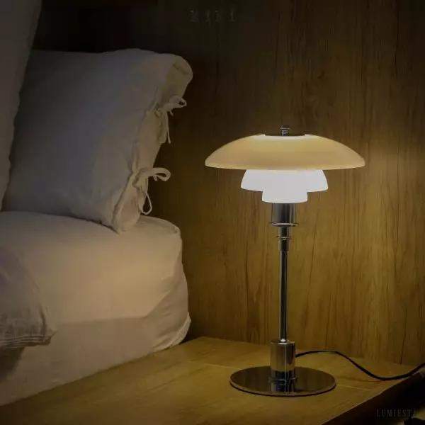 Lampa stołowa biała z wielowarstwowym kloszem, widok z przodu na subtelne warstwy