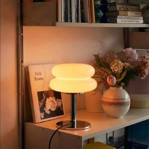Lampka stołowa Bauhaus ze szklanym kloszem - profil lampy i okrągła podstawa