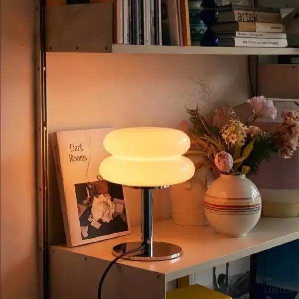 Lampka stołowa Bauhaus ze szklanym kloszem - profil lampy i okrągła podstawa