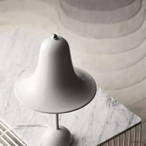 Lampka stołowa Pantop w kształcie dzwonu dostępna w różnych kolorach