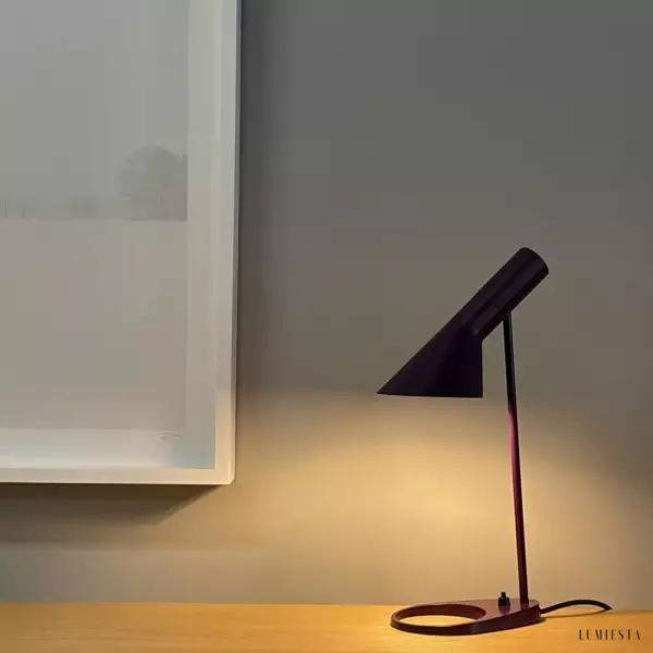 Biała asymetryczna lampa stołowa z metalu - ujęcie z lekkiego skosu