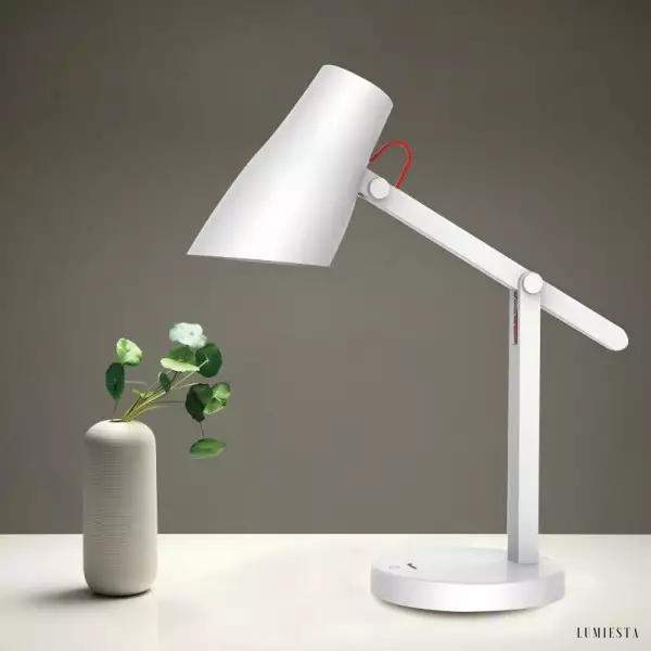 Lampa biurkowa LED z regulowanym ramieniem, widoczny przegub i smukła głowica
