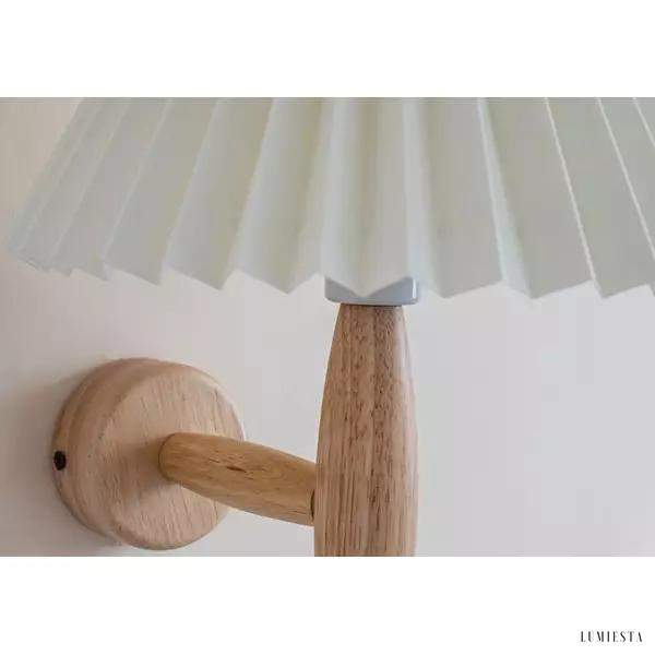 Lampa ścienna z drewna z kloszem z tkaniny kremowa
