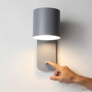 Nowoczesna lampa metalowa z ruchomą głowicą 180 stopni