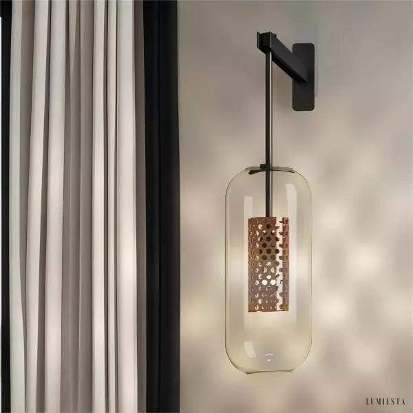 Vadim minimalistyczna lampa ścienna z mlecznym kloszem i złotą podstawą, zbliżenie