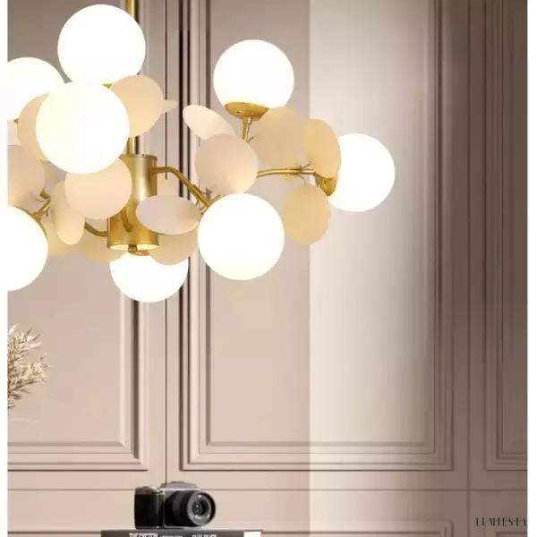 Lampa wisząca w kształcie kulek w pastelowych kolorach