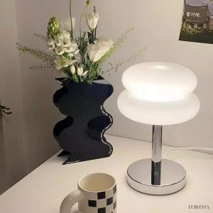 Lampka stołowa Bauhaus ze szklanym kloszem - detal szklanej kuli i metalowej podstawy