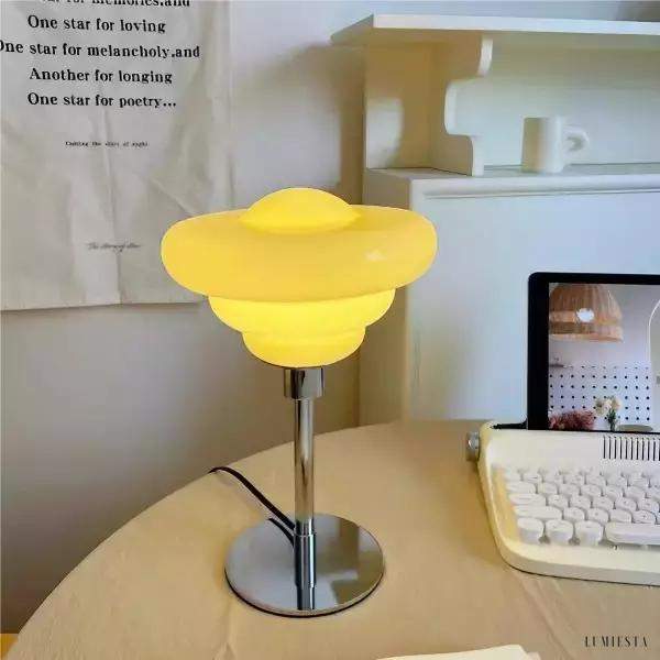 Lampa stołowa w stylu nordyckim z szklanym kloszem