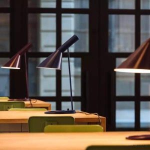 Biała metalowa lampa stołowa asymetryczna - detal podstawy