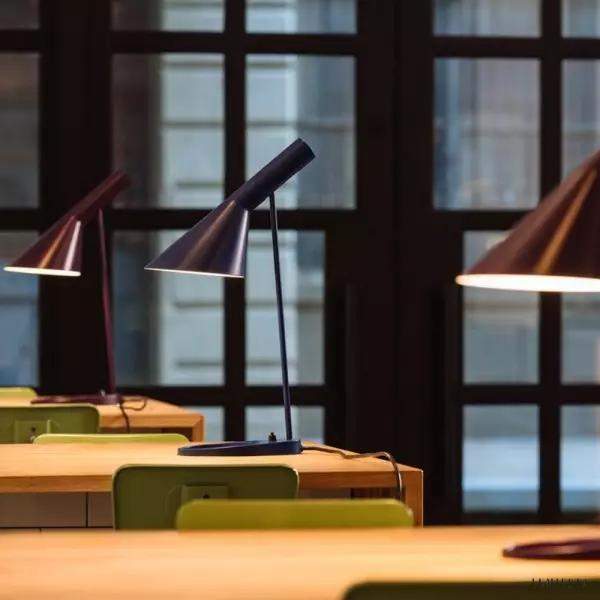 Biała metalowa lampa stołowa asymetryczna - detal podstawy