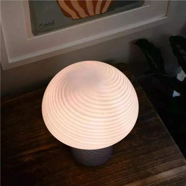 image_13-177.jpg Nowoczesna lampa stołowa w kształcie grzyba z kolorowym kloszem