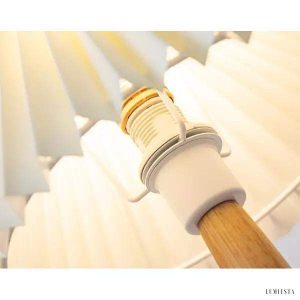 Lampa ścienna z drewna z kloszem z tkaniny kremowa