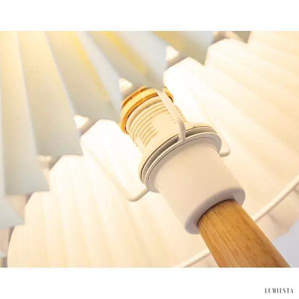 Lampa ścienna z drewna z kloszem z tkaniny kremowa