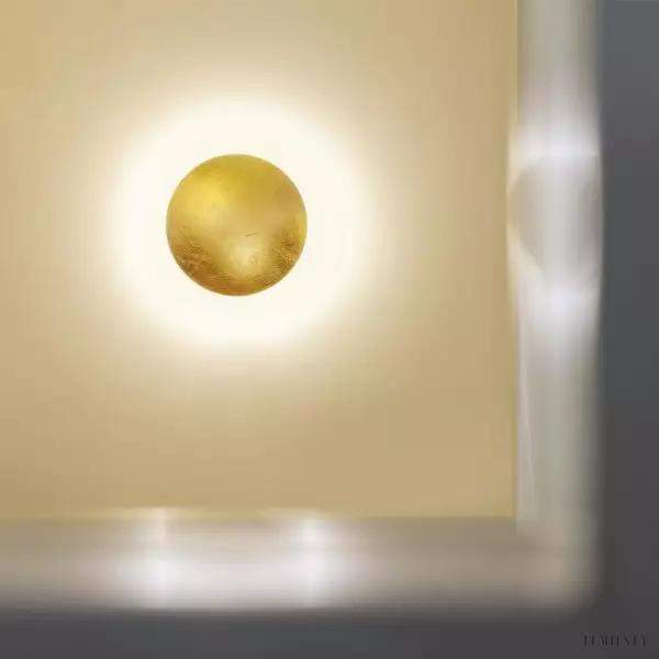 Nowoczesna lampa ścienna Lederam z regulowanym dyskiem