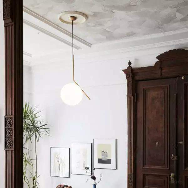 Lampa wisząca IC Lights z szklaną kulą w eleganckim stylu