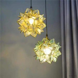 Lampa wisząca ze szkła kwiatowego w stylu dekoracyjnym