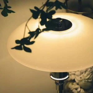 Biała lampa stołowa w stylu duńskim z wielowarstwowym kloszem, detal podstawy