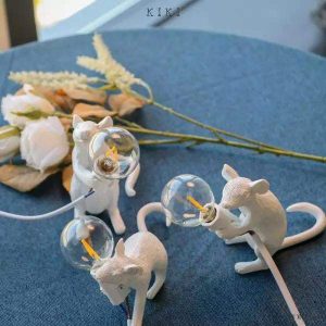 Lampka biurkowa myszka w stylu nowoczesnym z delikatnym światłem