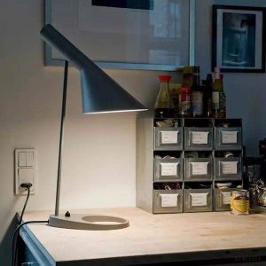 Asymetryczna metalowa lampa stołowa biała - elegancka linia oprawy