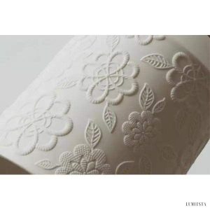 Ceramiczna lampa wisząca z kwiatowym wzorem, detal wykończenia