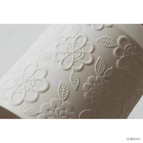 Ceramiczna lampa wisząca z kwiatowym wzorem, detal wykończenia
