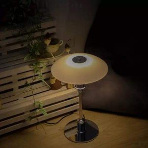 Biała lampa stołowa wielowarstwowy klosz z miękkim światłem i smukłą podstawą