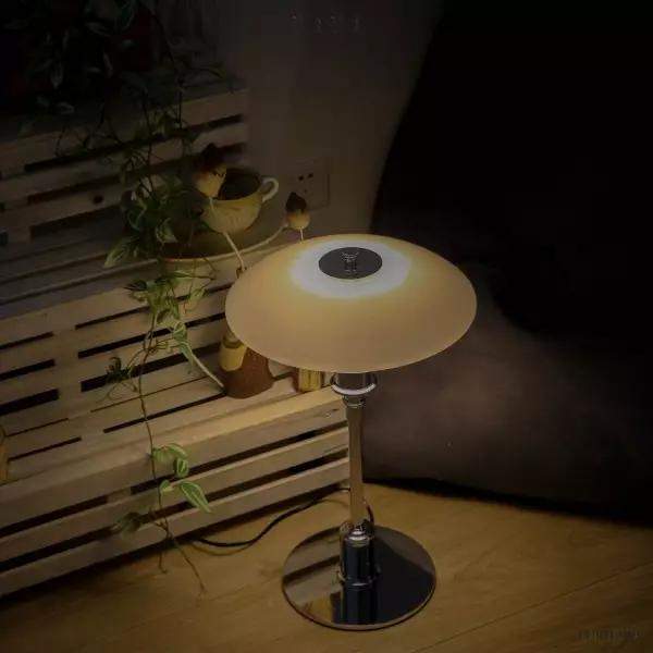 Biała lampa stołowa wielowarstwowy klosz z miękkim światłem i smukłą podstawą